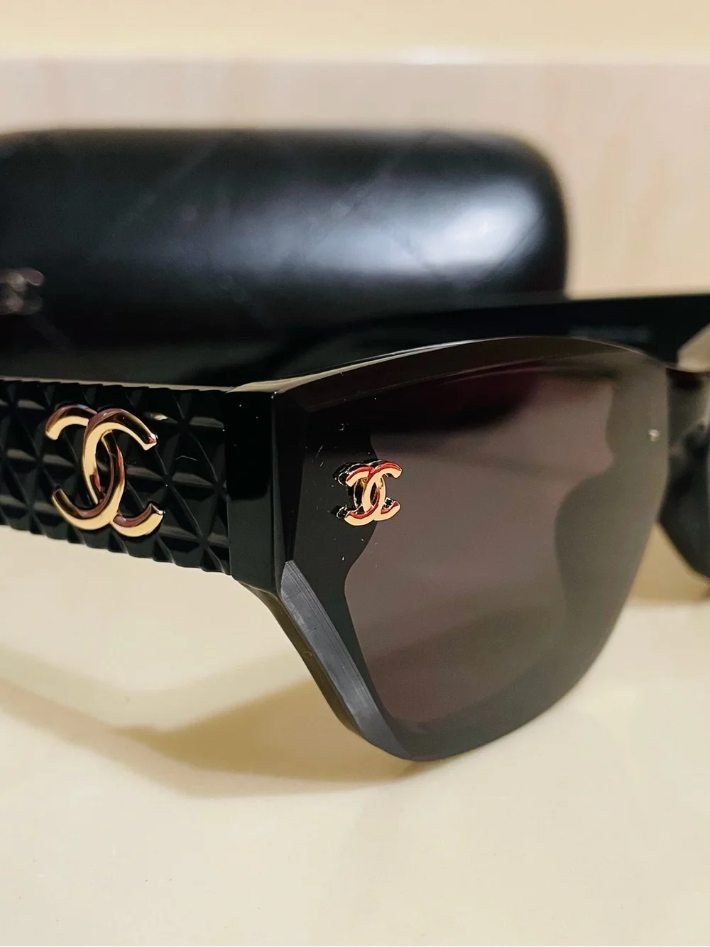 Sunglasses black and gold cha-nel with case and box